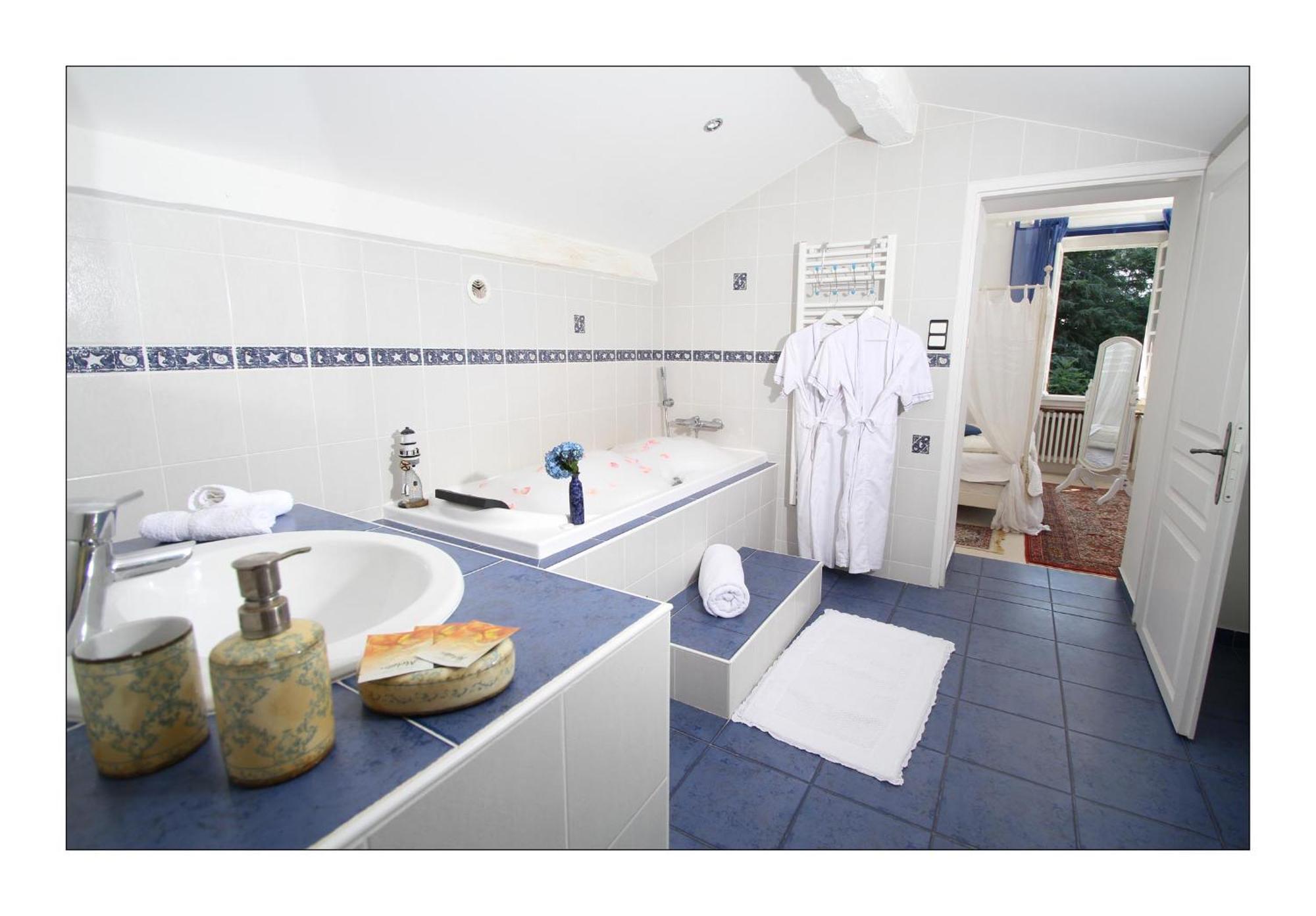 Villa Aimee Luxury Apartments With Heated Pool Vals-les-Bains Phòng bức ảnh